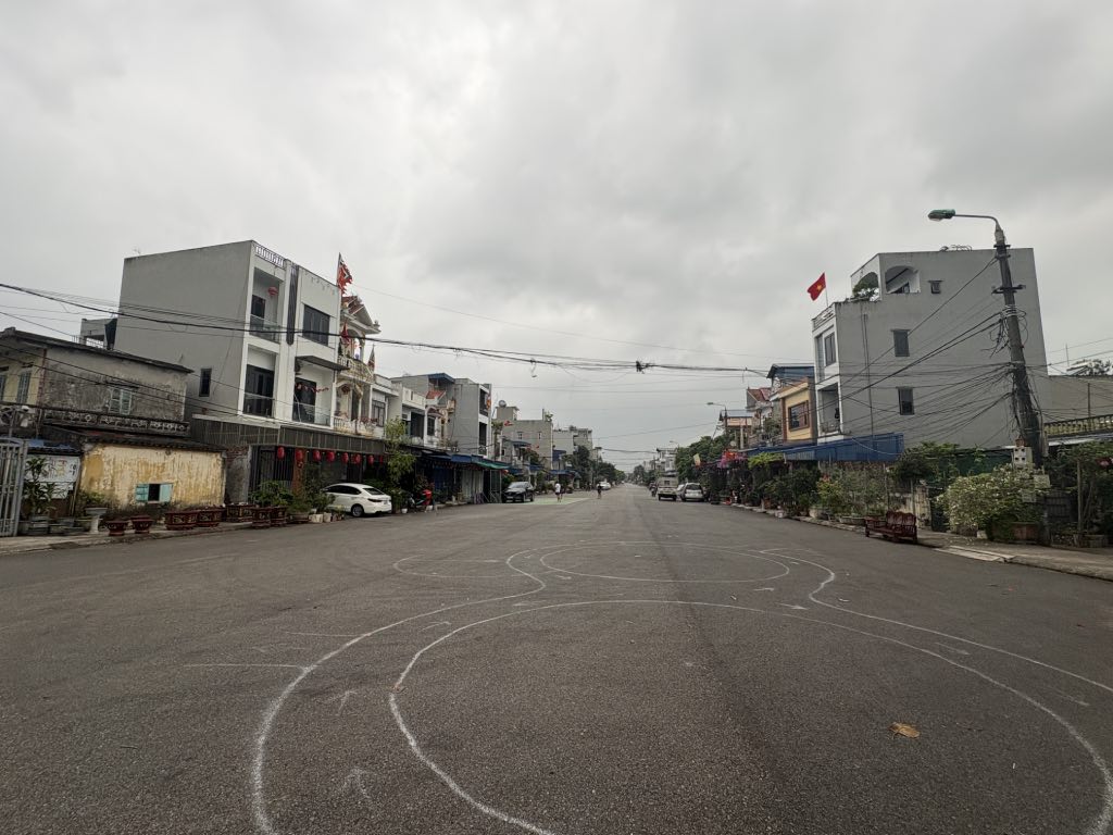 Đoạn đường trước bến phà Tân Đệ. Ảnh: Thục Quyên 