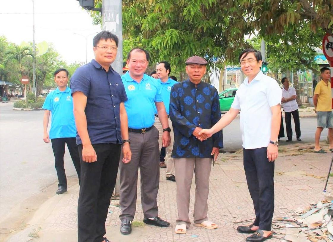 Lãnh đạo phường Cửa Lò cảm ơn người dân đồng ý giải phóng mặt bằng. Ảnh: Mai Ngân