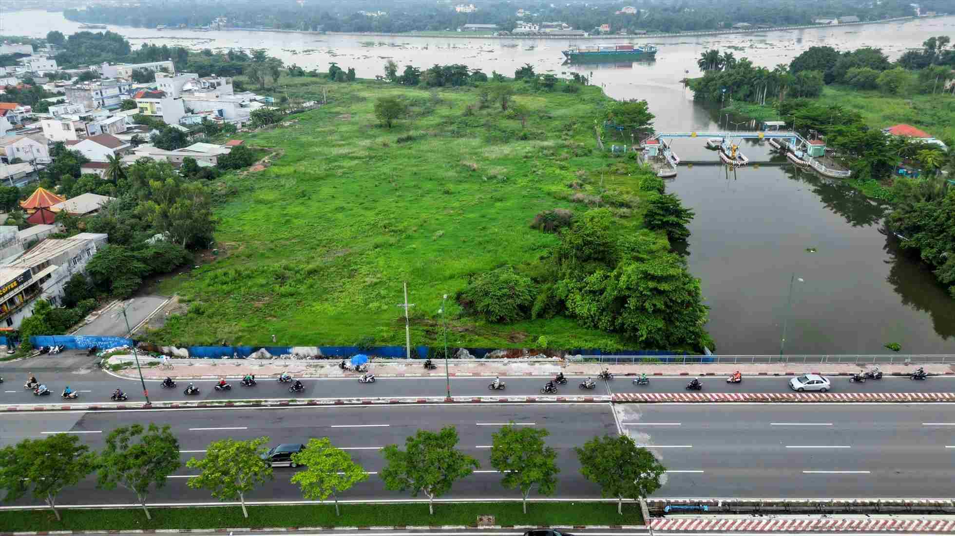 Khu đất trên đường Phạm Văn Đồng (từng là công viên nước).  Ảnh: Anh Tú