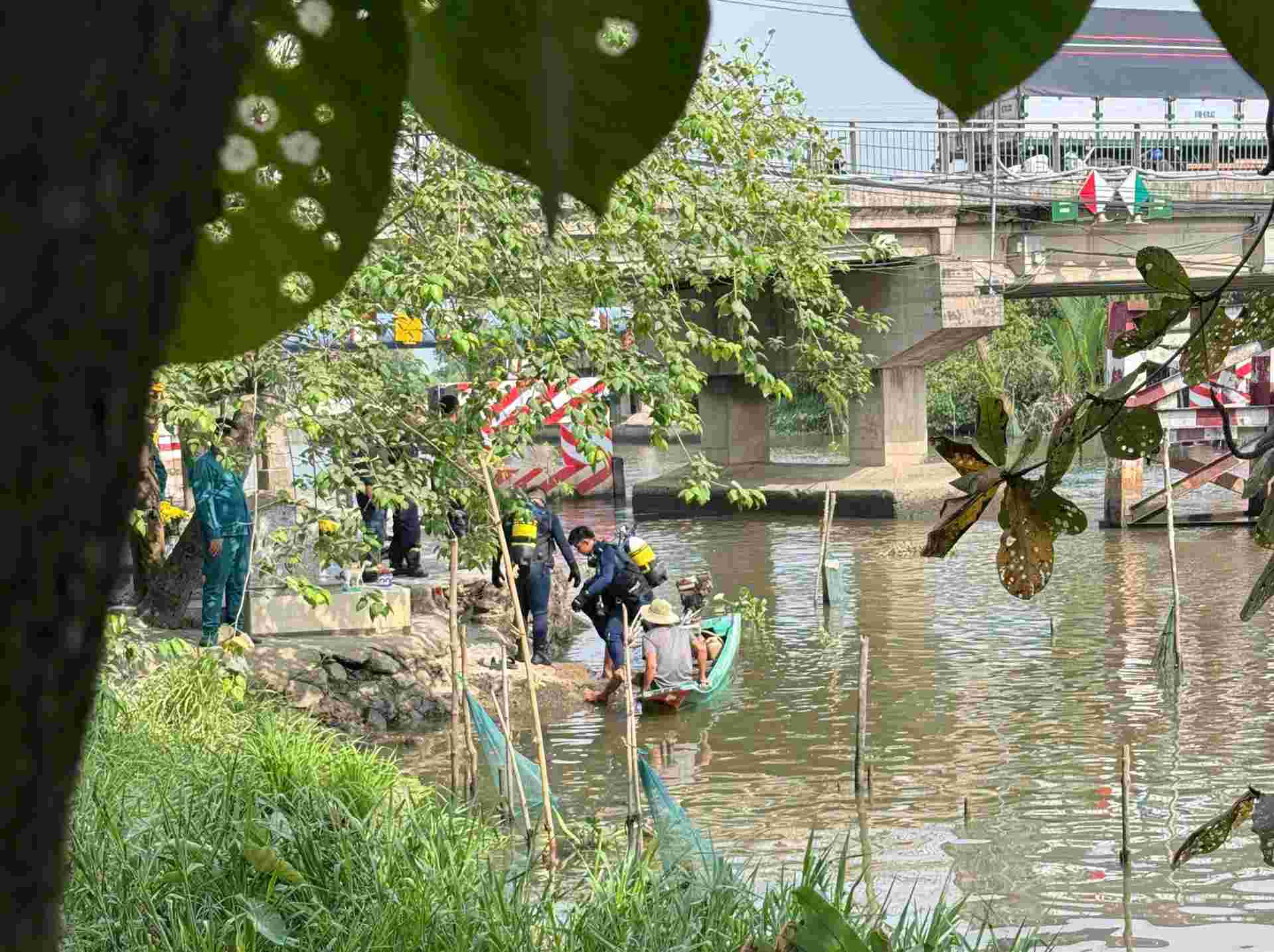 Las fuerzas funcionales están haciendo esfuerzos para buscar al hombre en el área del puente Xáng. Foto: Đông Hoàng