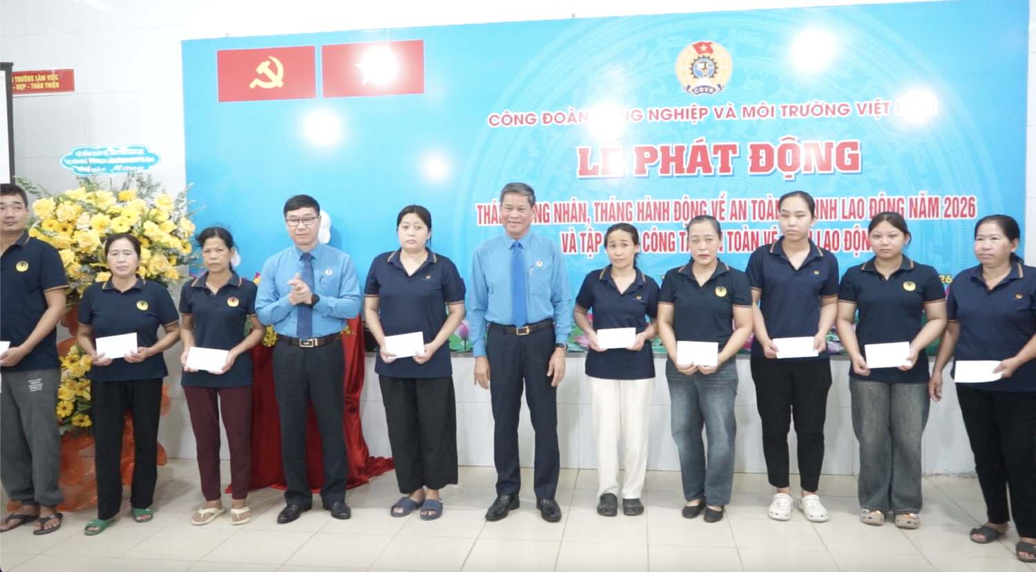 The Trade Union of Agriculture and Environment awarded nearly 800 million VND to support workers during Workers' Month