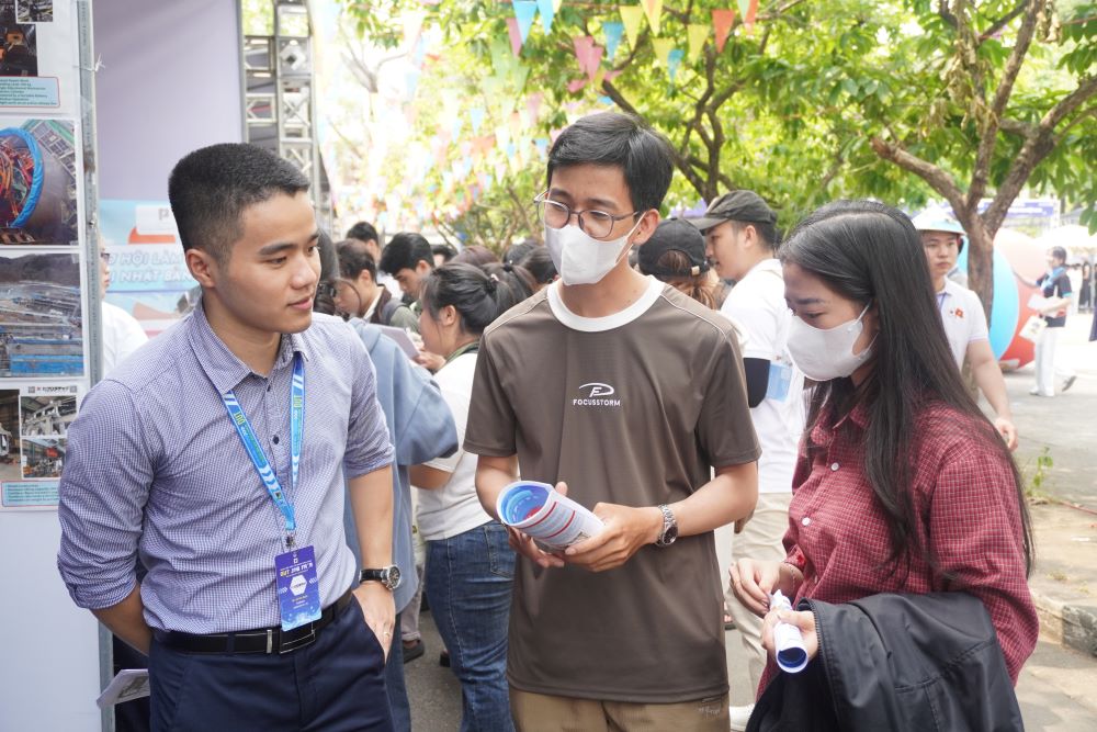 Application of digital transformation in job search for students of Da Nang University of Technology. Photo: Tran Thi