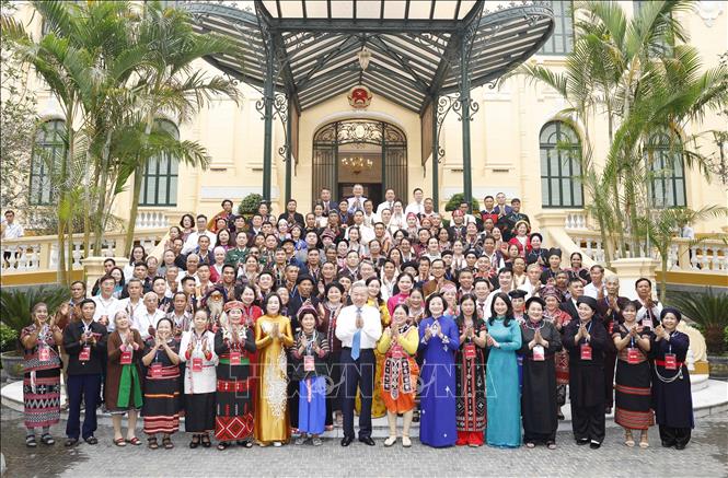 Tổng Bí thư, Chủ tịch nước Tô Lâm với các già làng, trưởng bản, nghệ nhân, người có uy tín tiêu biểu toàn quốc. Ảnh: Thống Nhất/TTXVN