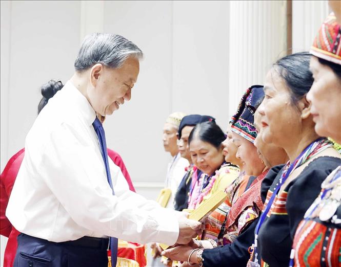 General Secretary and President To Lam presents portraits of President Ho Chi Minh to village elders, village chiefs, artisans, and typical prestigious people nationwide. Photo: Thong Nhat/VNA