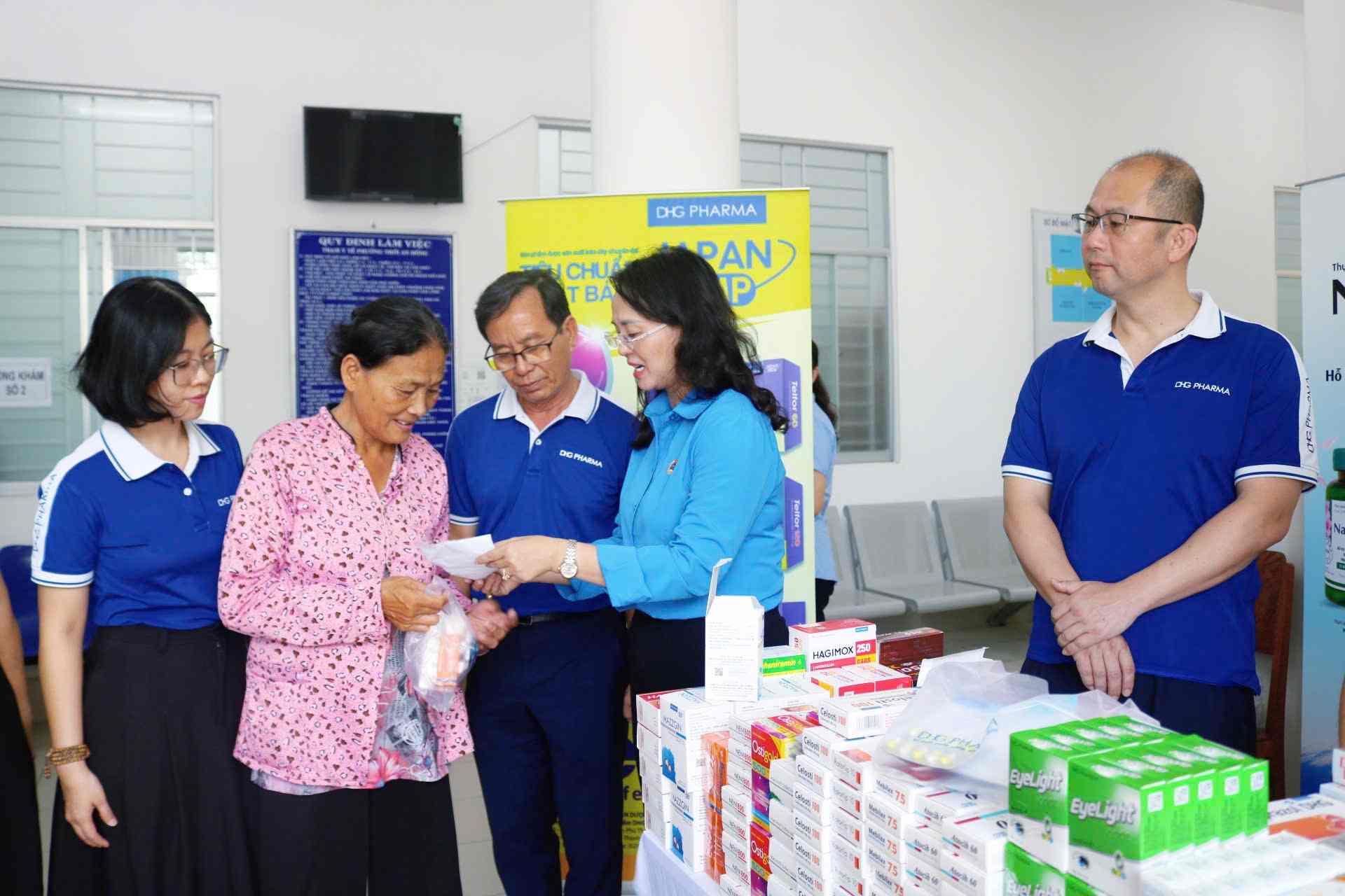 Người dân được khám chữa 