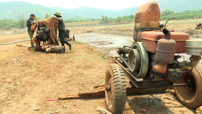 Người dân phải đưa máy bơm về nhà vì nguồn nước không đủ bơm. Ảnh: Thanh Tuấn 