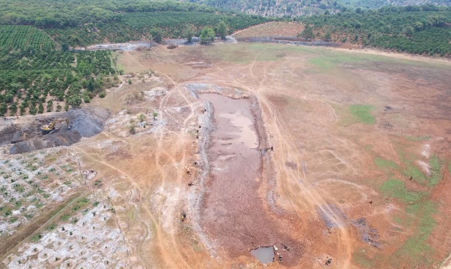 Hồ đập tại xã Gào khô cạn bên những rẫy cà phê chờ nước tưới. Ảnh: Thanh Tuấn 