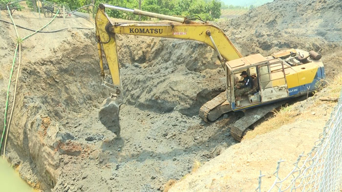 Người dân thuê máy đào nạo vét sâu tìm kiếm nước tưới. Ảnh: Thanh Tuấn 