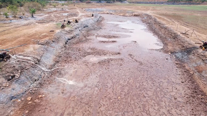 Hồ đập cạn trơ đáy. Ảnh: Thanh Tuấn 