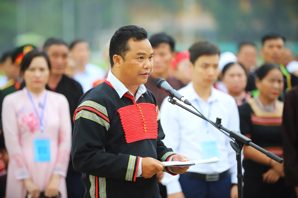 Đại biểu Y Nen Hmôk, dân tộc Ê đê (xã Krông Ana, tỉnh Đắk Lắk) đại diện đồng bào các dân tộc Việt Nam báo công dâng Bác. Ảnh: Việt Hùng/Cổng TTĐT Bộ VHTTDL