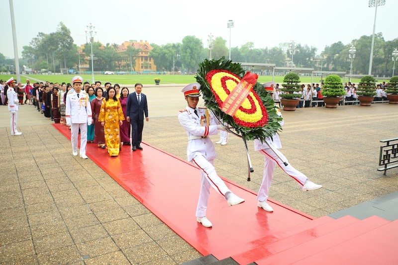 Thứ trưởng Bộ VHTTDL Trịnh Thị Thủy cùng Đoàn đại biểu già làng, trưởng bản, nghệ nhân các dân tộc Việt Nam vào Lăng viếng Chủ tịch Hồ Chí Minh. Ảnh: Việt Hùng/Cổng TTĐT Bộ VHTTDL