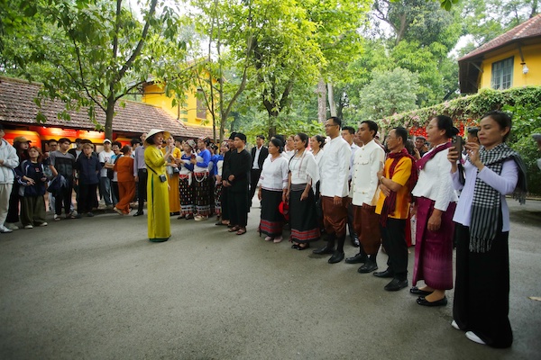 Đoàn đại biểu già làng, trưởng bản, nghệ nhân các dân tộc Việt Nam tham quan Khu Di tích Chủ tịch Hồ Chí Minh tại Phủ Chủ tịch. Ảnh: Việt Hùng/Cổng TTĐT Bộ VHTTDL