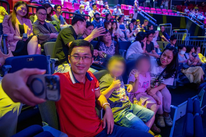 Nhiều gia đình đưa con nhỏ đến tham quan, trải nghiệm các hoạt động thú vị trong ngày đầu mở cửa. Ảnh: Thái Bảo