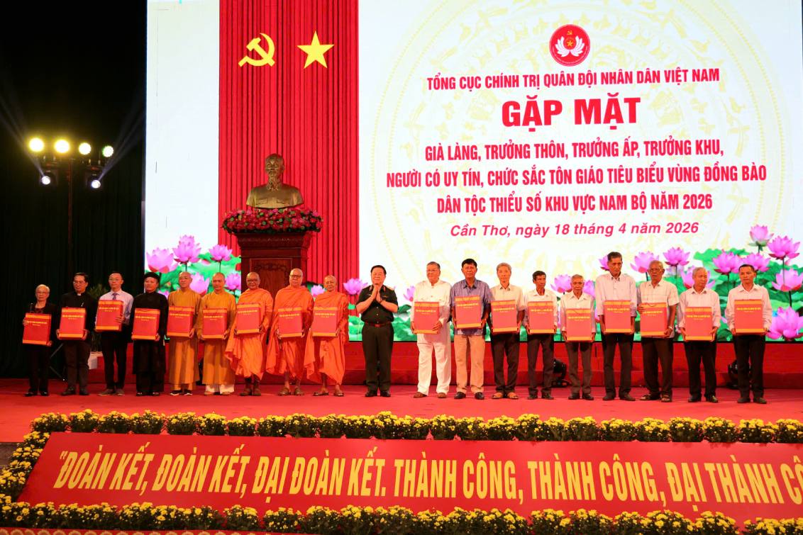 Đại tướng Nguyễn Trọng Nghĩa tặng quà cho các vị già làng, trưởng thôn, trưởng ấp, trưởng khu, người có uy tín, chức sắc tôn giáo. Ảnh: Tạ Quang