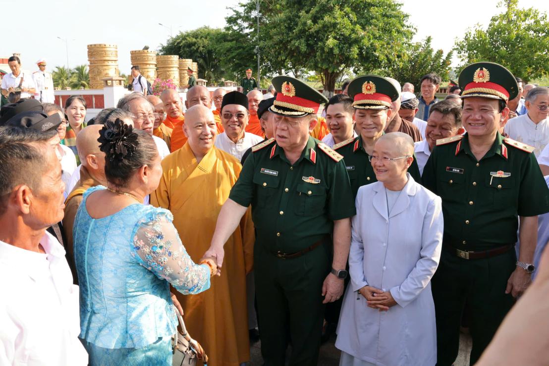 Đại tướng Nguyễn Trọng Nghĩa cùng các vị già làng, trưởng thôn, trưởng ấp, trưởng khu, người có uy tín, chức sắc tôn giáo. Ảnh: Tạ Quang