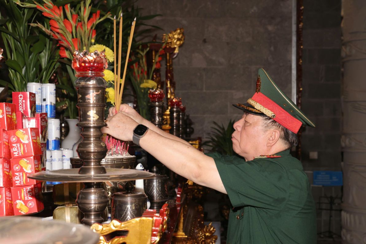 Đại tướng Nguyễn Trọng Nghĩa và Đoàn công tác dâng hương, dâng hoa Đền thờ Vua Hùng tại TP Cần Thơ. Ảnh: Tạ Quang
