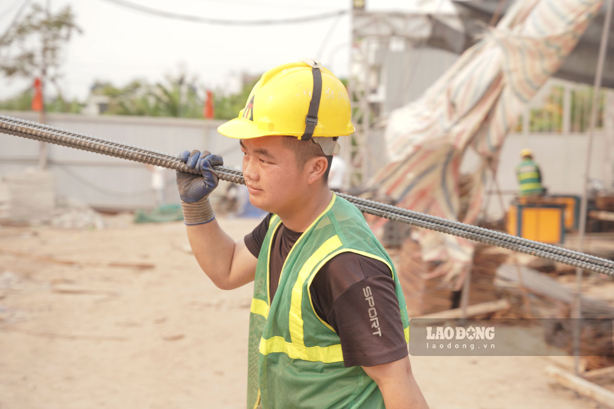 Công nhân làm việc trên công trường Dự án nhà ở xã hội Bãi Viên. Ảnh: Lương Hà