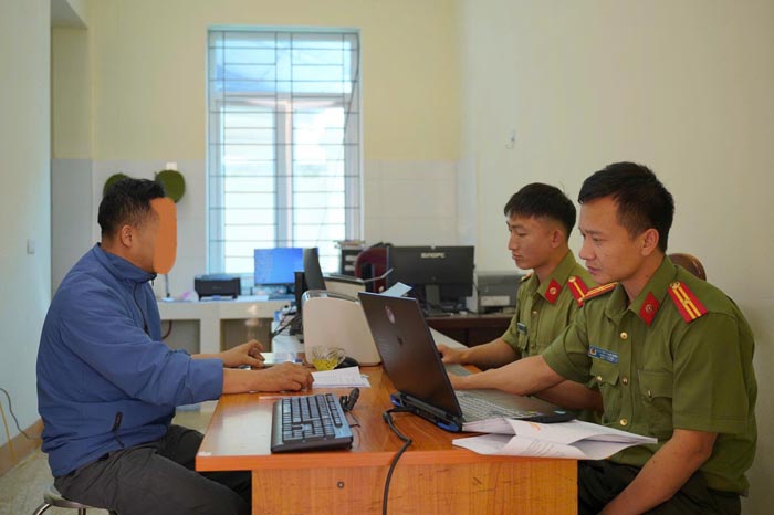 Đối tượng báo chốt CSGT tại cơ quan Công an. Ảnh: An ninh Điện Biên