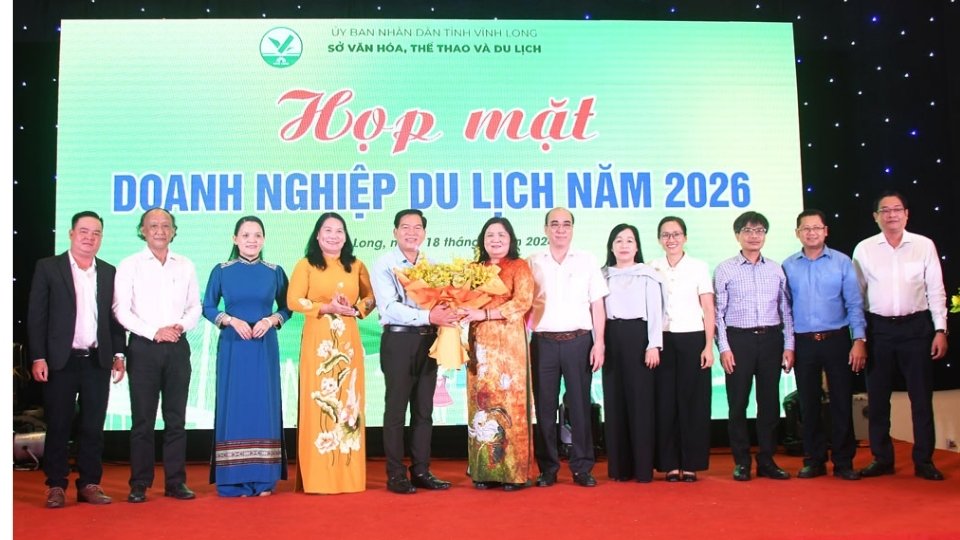 Les dirigeants du Département de la Culture, des Sports et du Tourisme de la province ont offert des fleurs pour féliciter Mme Hồ Thị Hoàng Yến - membre du Comité exécutif central du Parti, secrétaire adjointe permanente du Comité provincial du Parti - qui a assisté et encouragé l'industrie du tourisme. Photo: Département de la Culture, des Sports et du Tourisme de Vĩnh Long