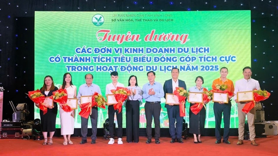 Nhiều tập thể, cá nhân được lãnh đạo tỉnh khen thưởng vì có đóng góp tích cực cho ngành du lịch Vĩnh Long năm 2025. Ảnh: Sở VHTTDL Vĩnh Long
