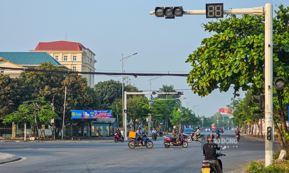 Đèn tín hiệu tại nút giao Nguyễn Trãi - Nguyễn Hữu Cảnh có thời điểm không hoạt động. Ảnh: Nguyễn Luân