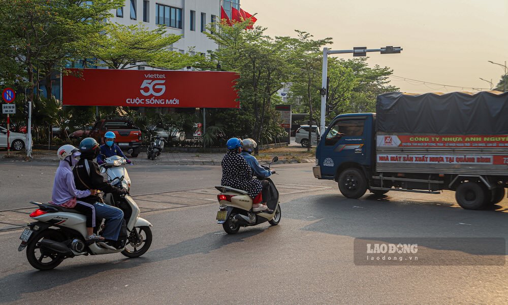 많은 차량이 쩐꽝카이 - 하이바 교차로를 동시에 건너고 있으며, 교통 신호등이 작동하지 않아 사고 위험이 잠재되어 있습니다. 사진: 응우옌루언