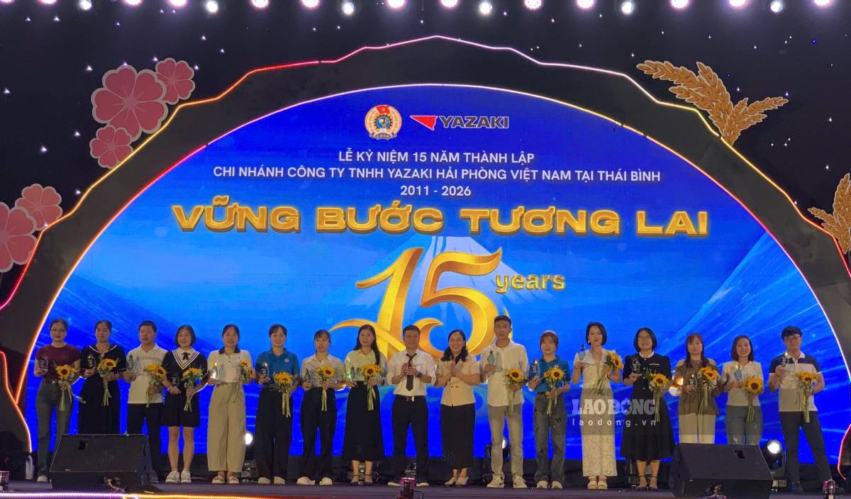 Leaders of the Hung Yen Provincial Labor Federation and Yazaki Thai Binh Company present flowers and commemorative cups to workers. Photo: Luong Ha