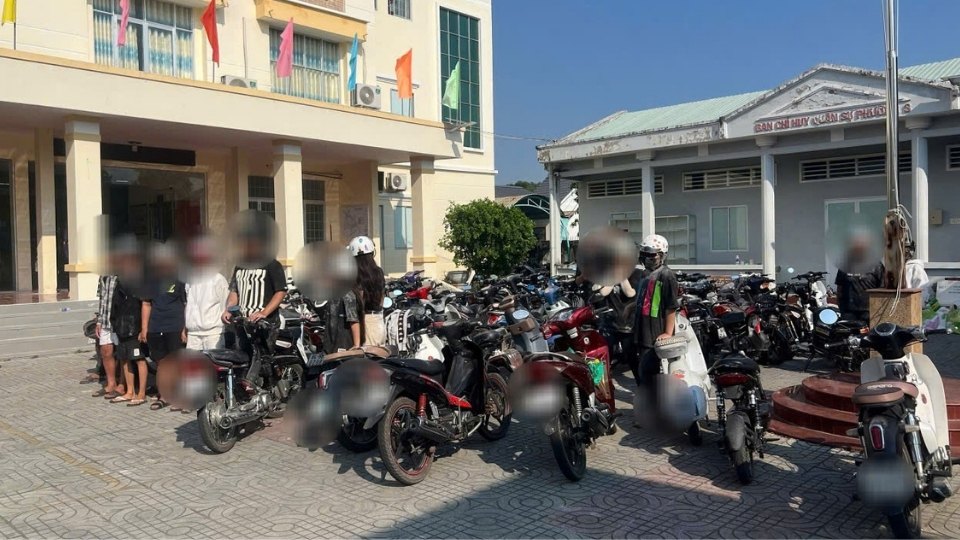 Grupo de adolescentes reunidos conduciendo en fila horizontal, zigzagueando, causando inseguridad vial en el barrio de Nguyệt Hóa. Foto: Policía de Vĩnh Long