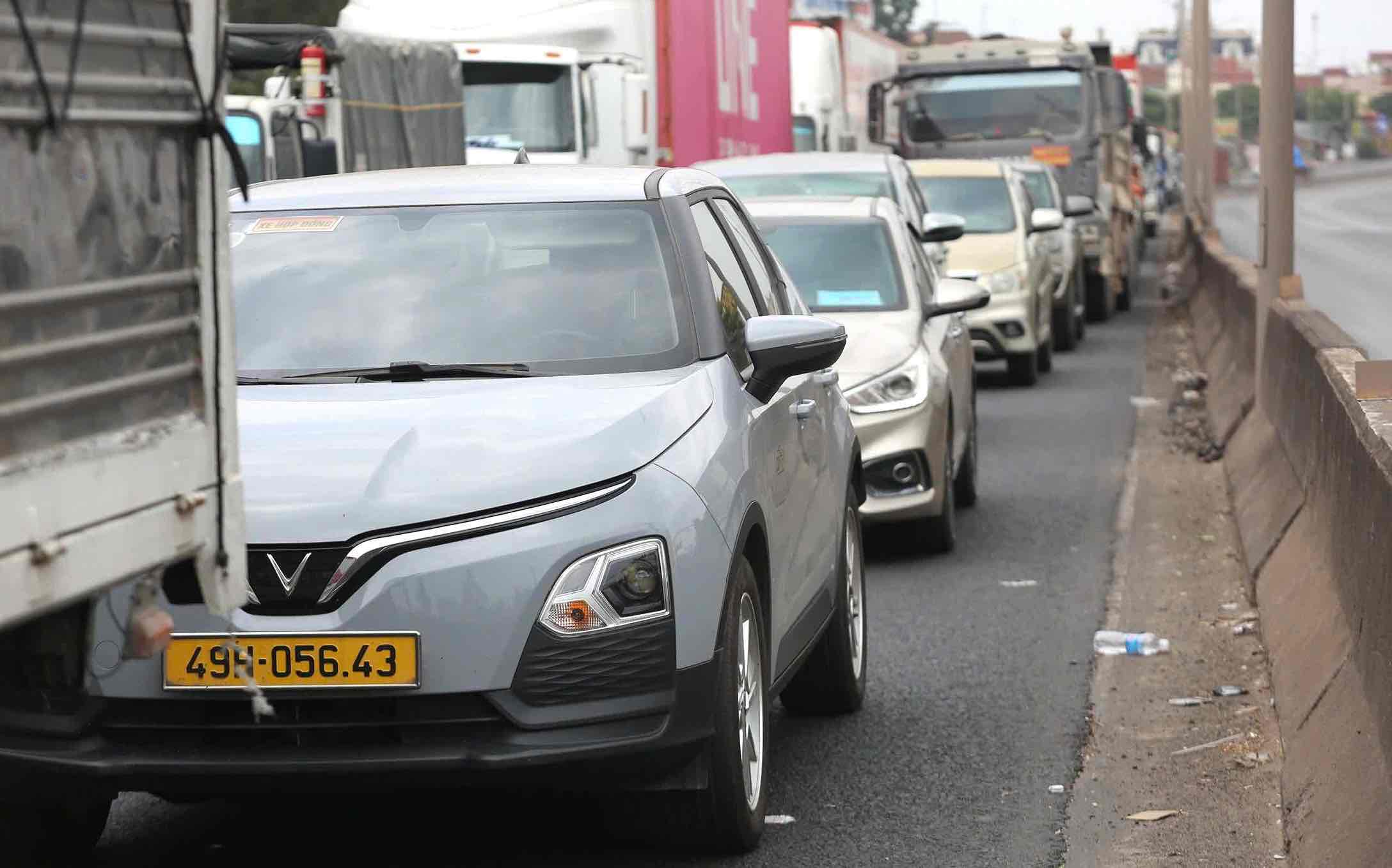 Người dân ám ảnh khi lưu thông trên quốc lộ 51 khi đang sửa đường, tháo dỡ trạm thu phí. Ảnh: HAC