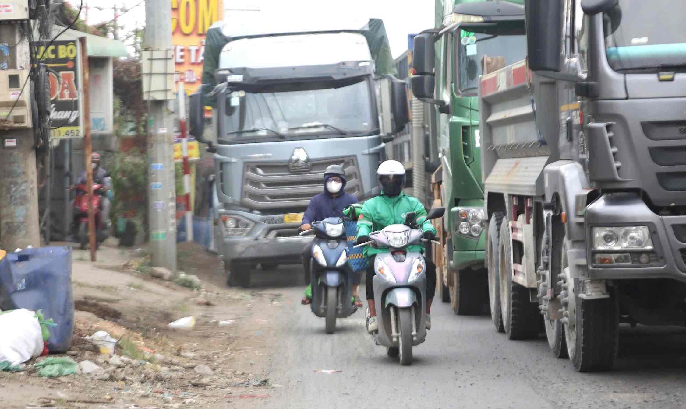 Các phương tiện chạy hỗn loạn trên quốc lộ 51. Ảnh: HAC