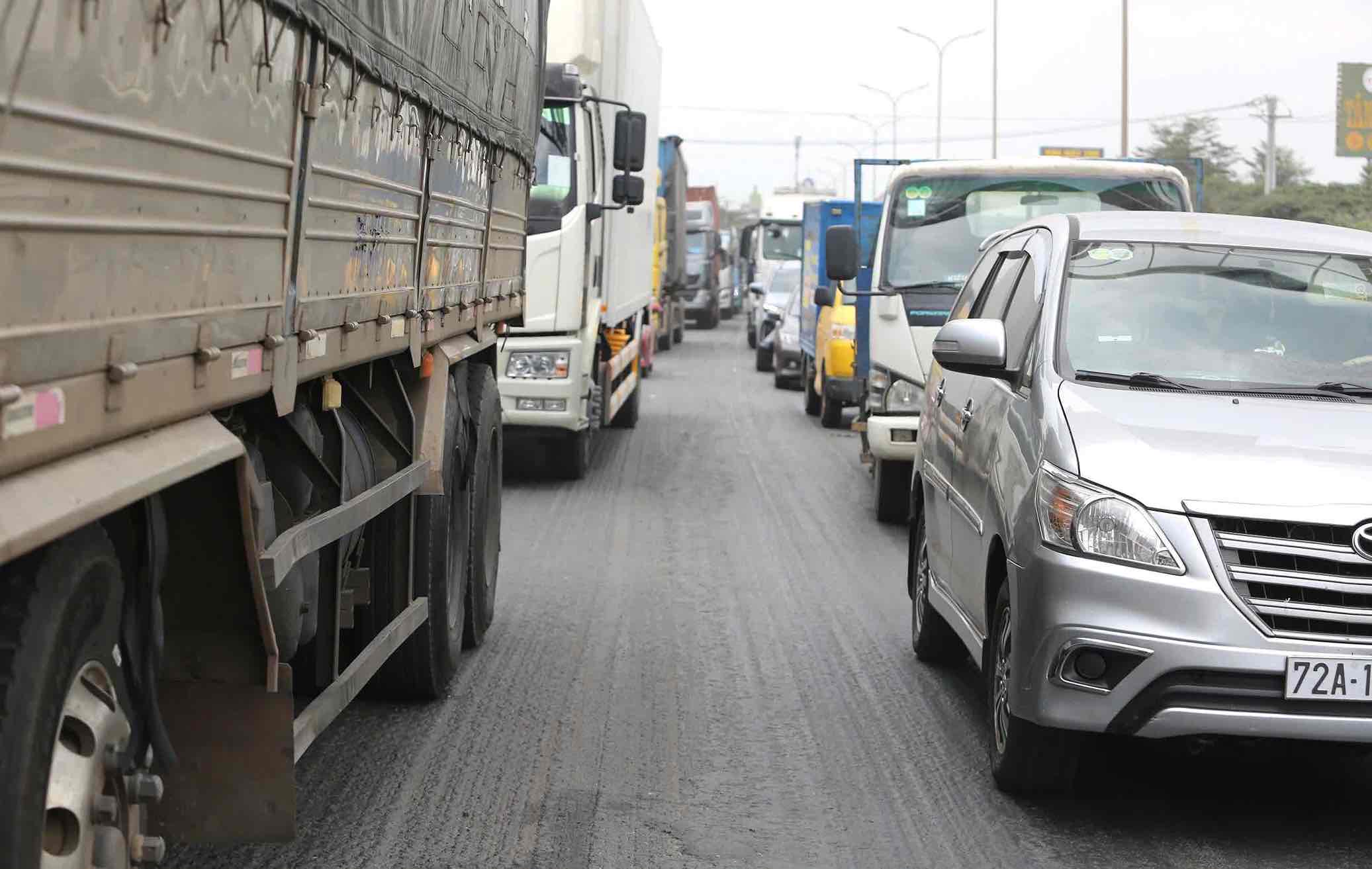 Phương tiện phải nhích từng chút trên quốc lộ 51. Ảnh: HAC