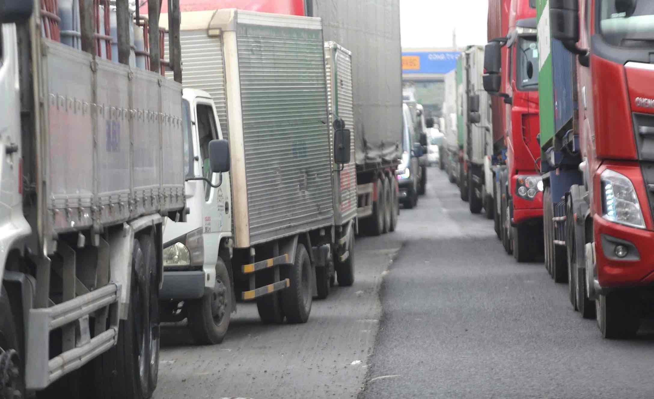 Hàng xe kéo dài nhiều cây số trên quốc lộ 51 vào trưa ngày 18.4. Ảnh: HAC