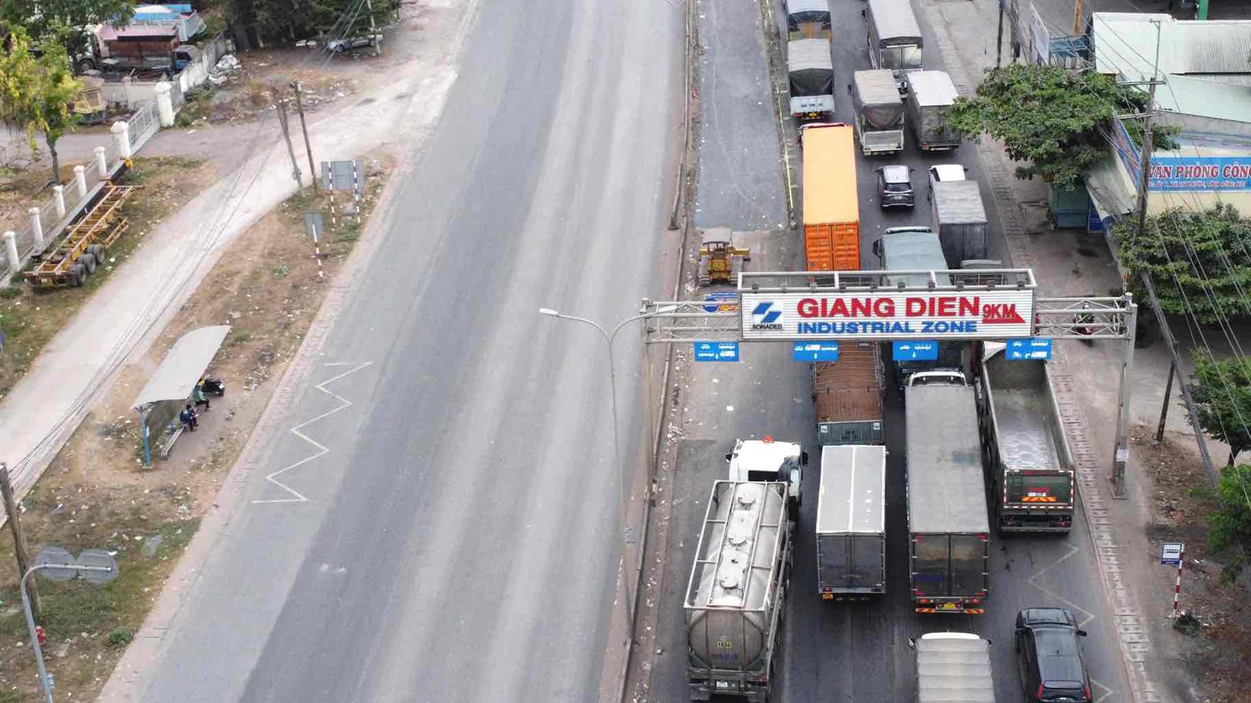 Nhiều xe đi vào khu công nghiệp Giang Điền để ra đường Võ Nguyên Giáp, thoát kẹt xe. Ảnh: HAC