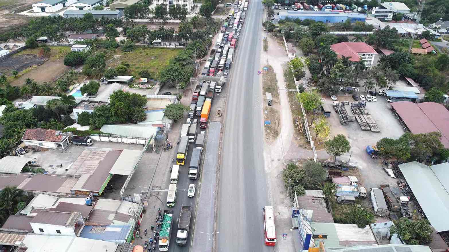 Ùn tắc kéo dài đoạn quốc lộ 51 giao với đường Phùng Hưng. Ảnh: HAC