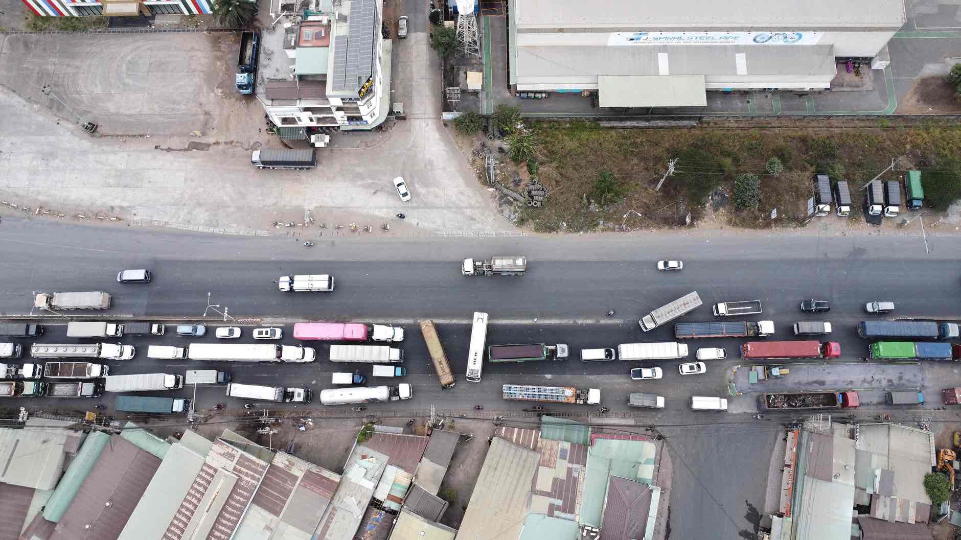 Nghẹt thở khi lưu thông trên quốc lộ 51. Ảnh: HAC