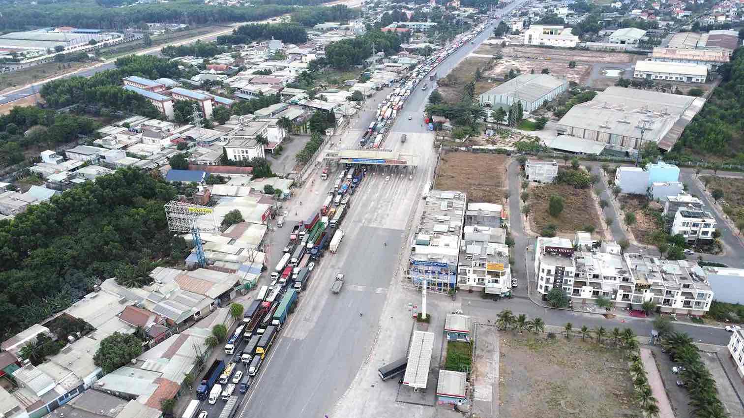 국도 51호선은 18일 정오 동나이성 탐프억동 T1 요금소 구간에서 장시간 정체되었습니다. 사진: HAC