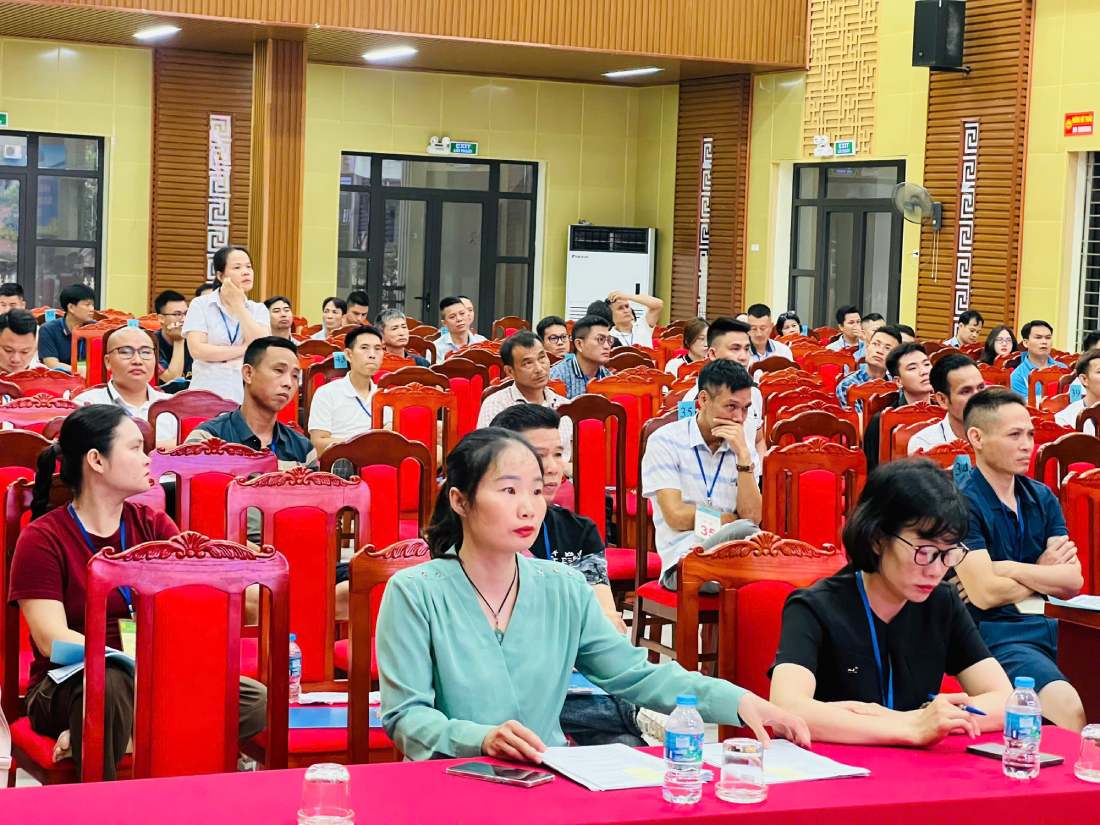 Tổ chức, cá nhân tham gia đấu giá đất. Ảnh: UBND xã Hát Môn