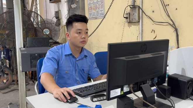 Checking registration data. Photo: Hoang Loc