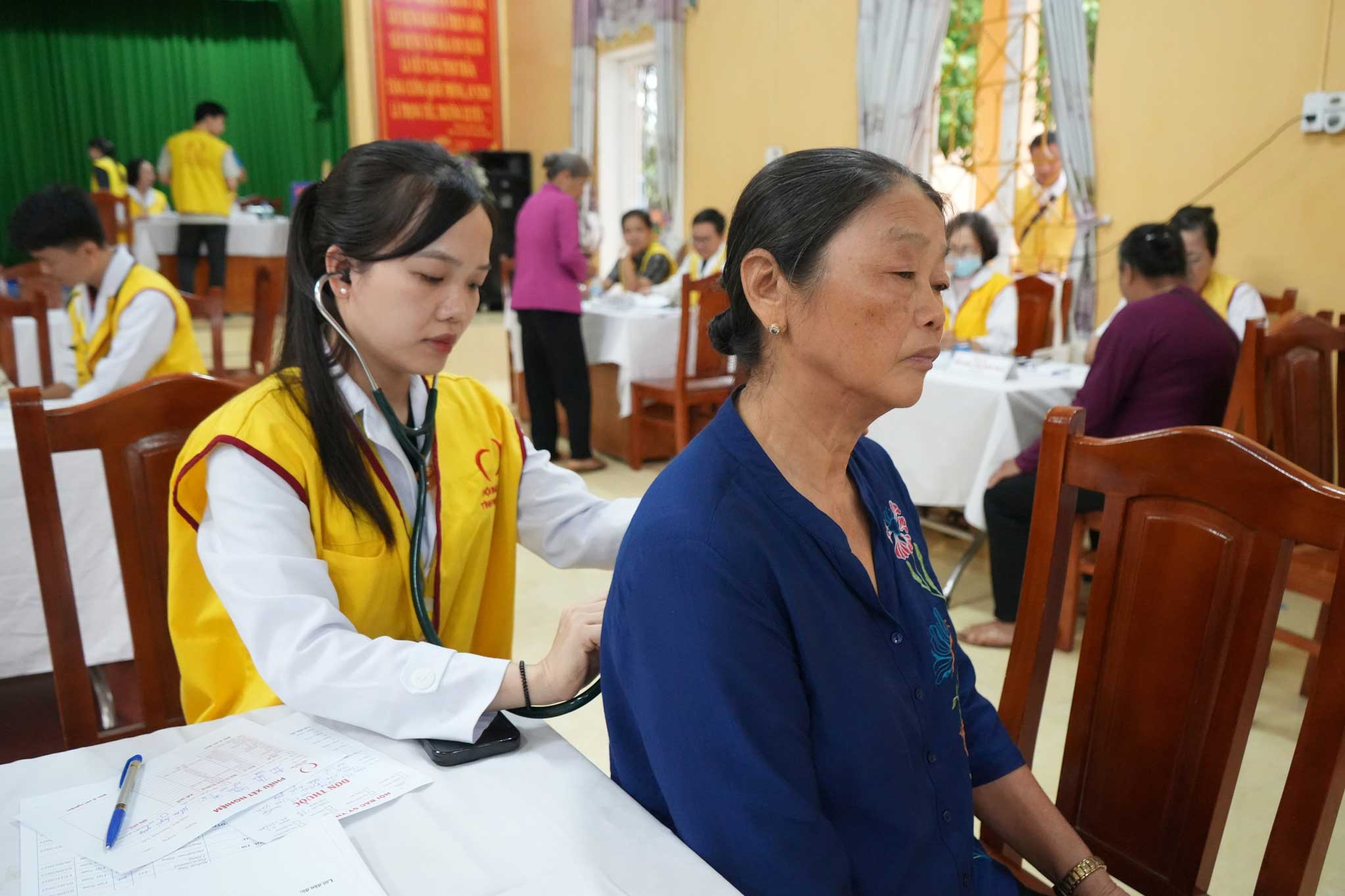 Bác sĩ thăm khám, tư vấn sức khỏe tổng quát cho người cao tuổi. Ảnh: Thanh Hùng