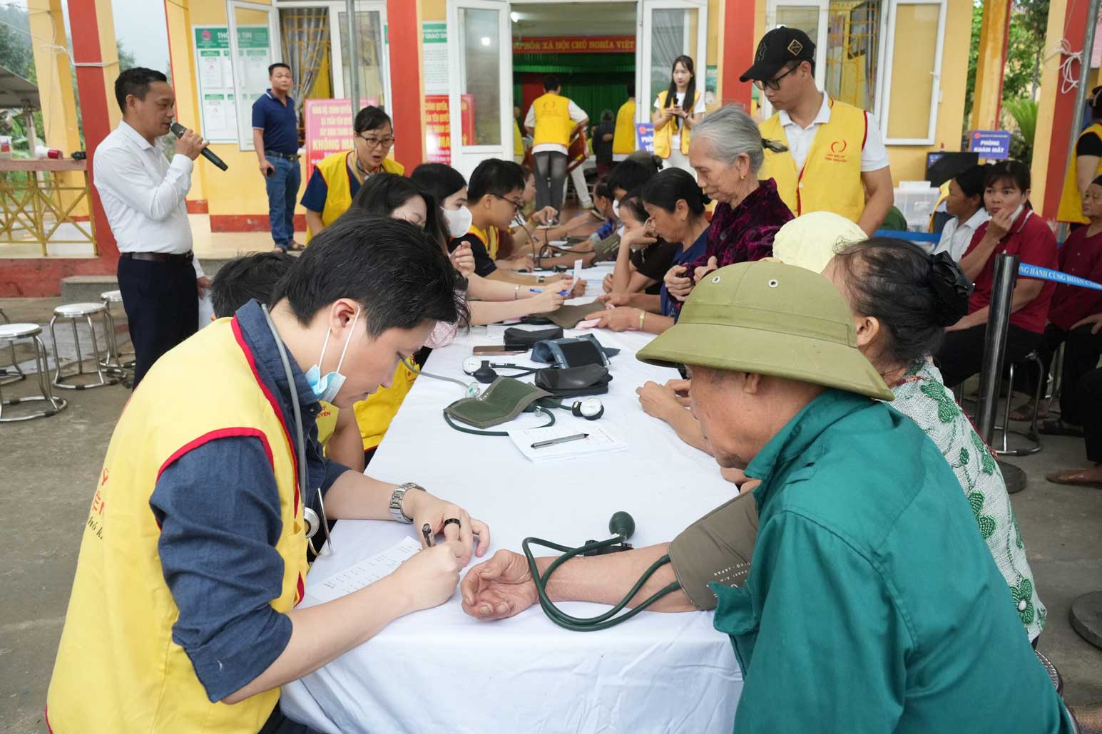 Đo huyết áp, kiểm tra sức khỏe ban đầu cho người dân tham gia chương trình. Ảnh: Thanh Hùng