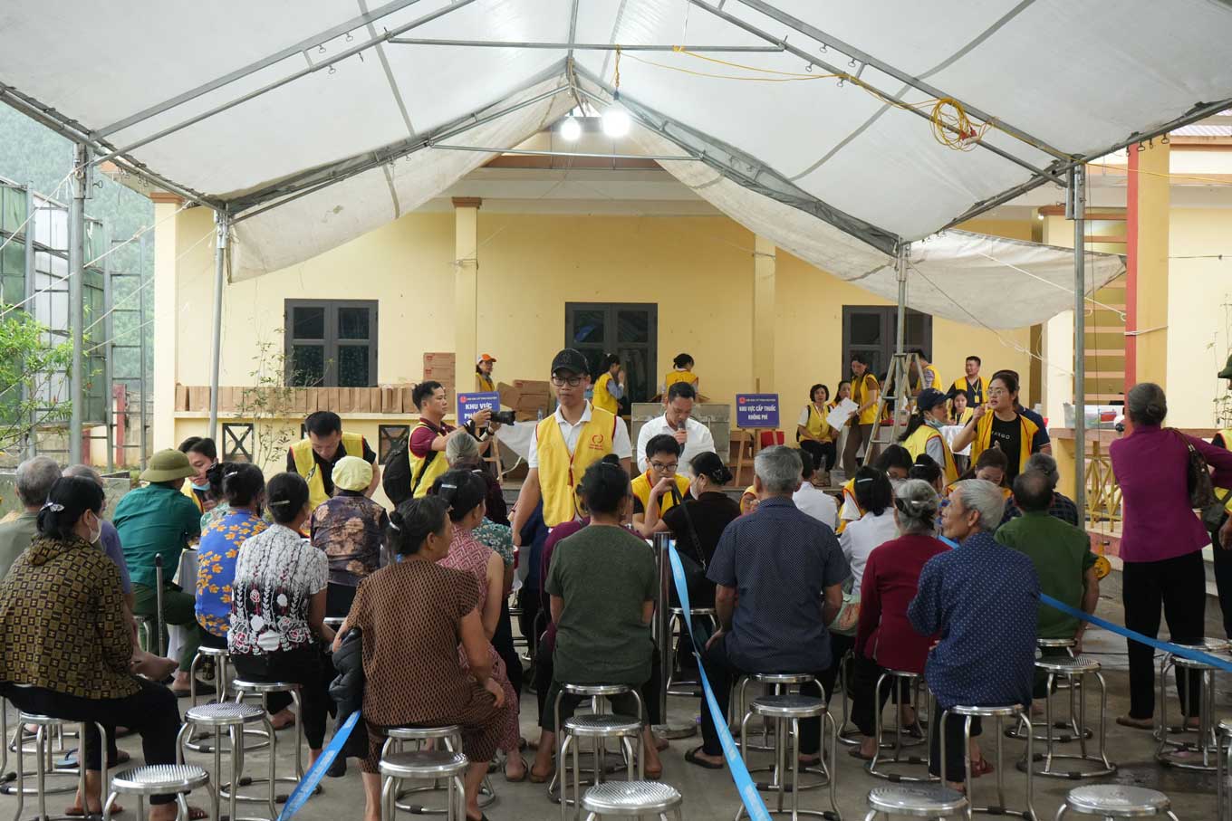 Chương trình thu hút gần 2.000 lượt người dân đến khám, chăm sóc sức khỏe. Ảnh: Thanh Hùng