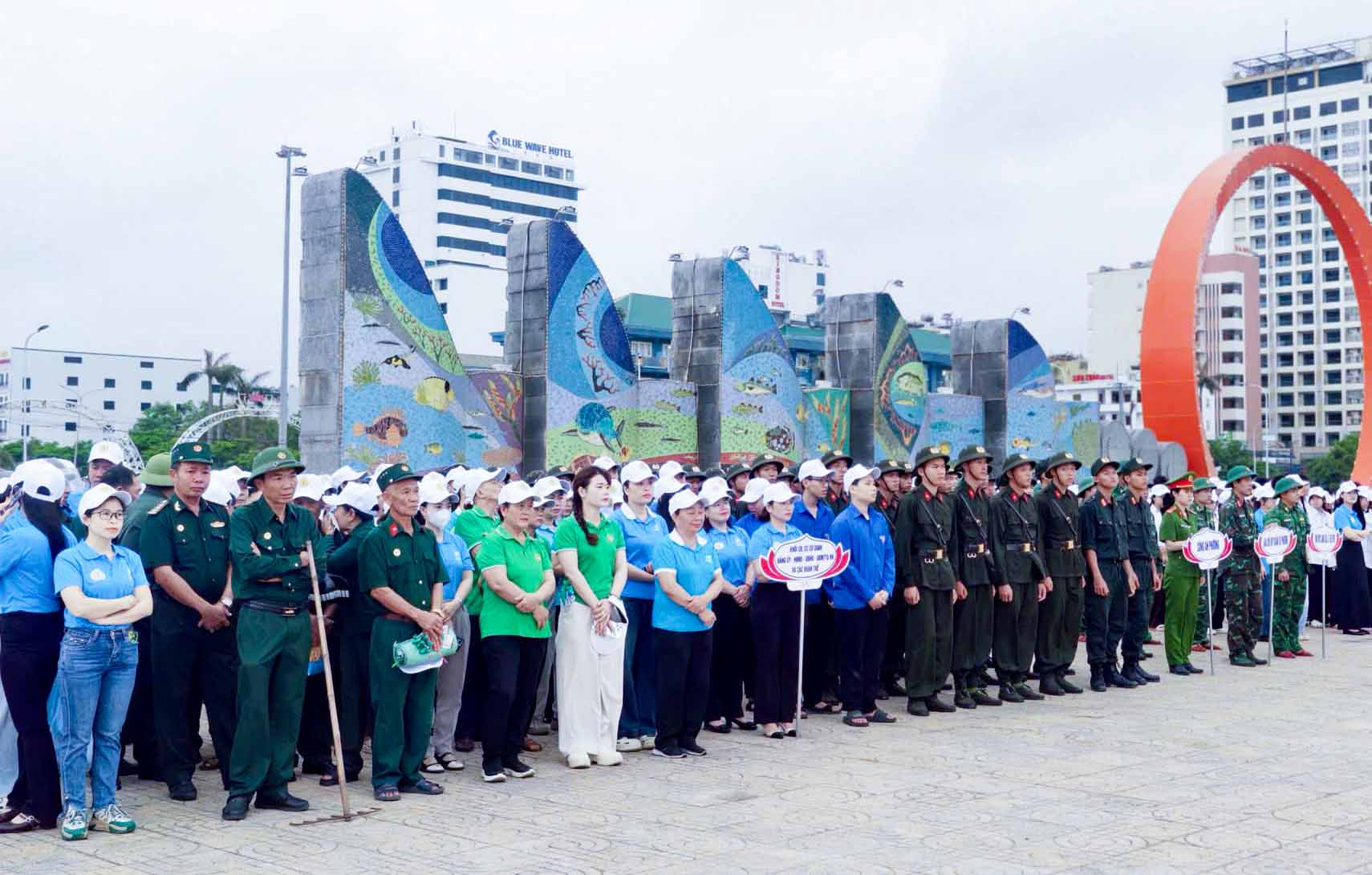  Các lực lượng tham gia Lễ phát động “Vì môi trường biển Cửa Lò xanh - sạch - đẹp”. Ảnh: Hải Dương