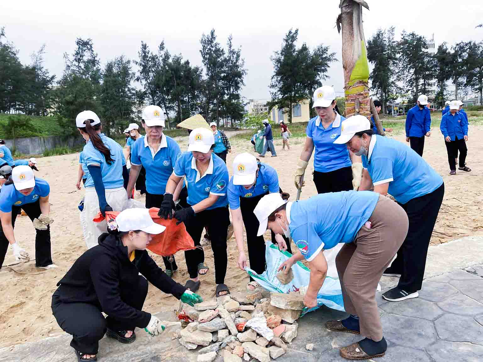 Người dân tham gia dọn dẹp vệ sinh trên khuôn viên bãi tắm. Ảnh: Hải Dương