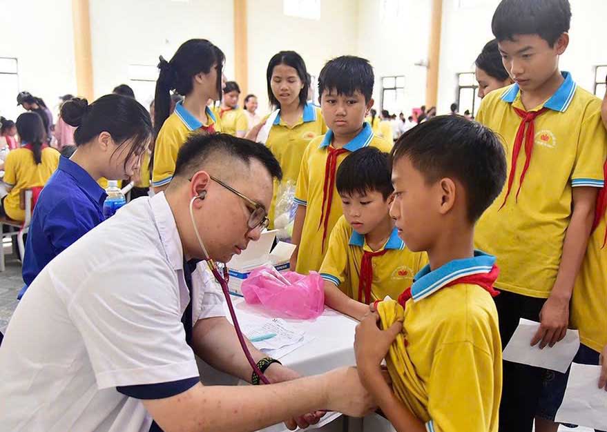 khám sức khỏe cho trẻ em. Ảnh: Đoàn Tuấn