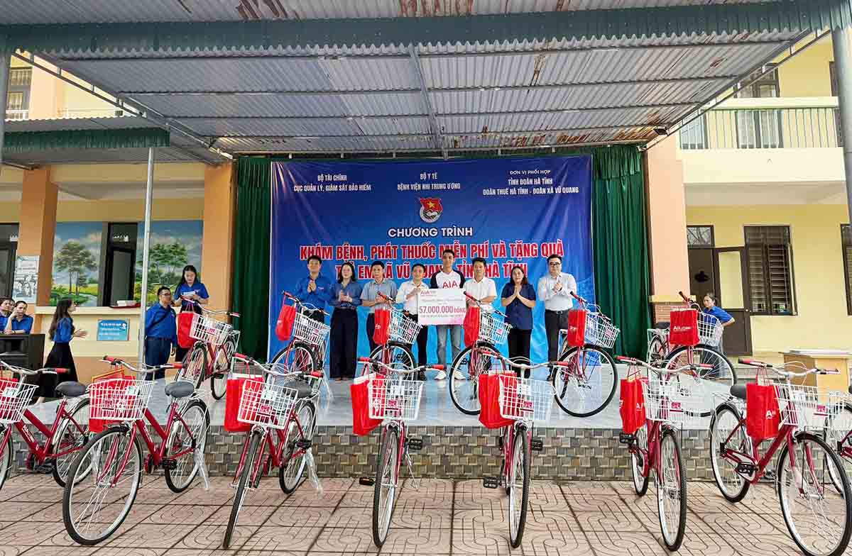 Giving gifts of bicycles to students in difficult circumstances in Vu Quang commune. Photo: Doan Tuan