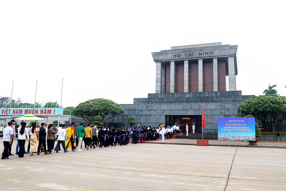 Plus de 300 délégués typiques des 54 ethnies vietnamiennes sont entrés au mausolée pour rendre hommage au président Hô Chi Minh. Photo: Lê Phú/TTXVN