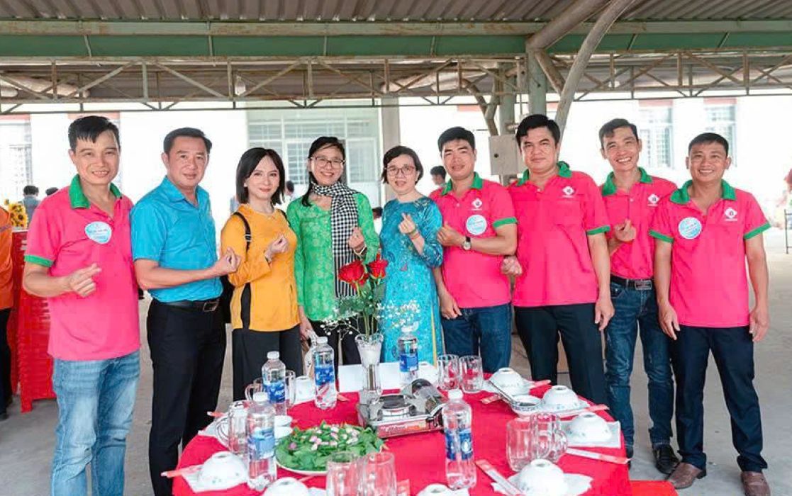 Chủ tịch CĐCS Hồ Thị Kim Hương (thứ 4 từ trái sang) trong sự kiện sinh hoạt kỷ niệm Ngày quốc tế phụ nữ năm 2026. Ảnh: NVCC