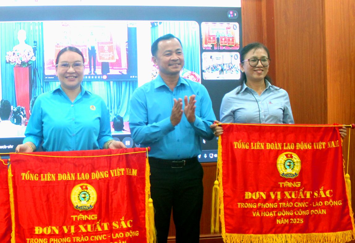 Bà Hồ Thị Kim Hương (bìa phải) trong buổi lễ nhận Cờ thi đua của Tổng LĐLĐ Việt Nam tặng cho CĐCS Cty CP XNK Y tế DOMESCO. Ảnh: NVCC