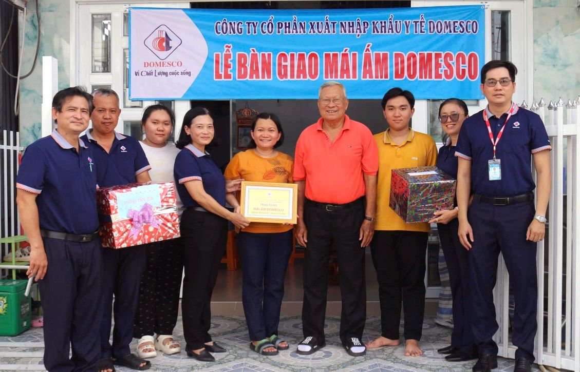 Bà Hồ Thị Kim Hương (thứ 2 từ phải sang) trong lần tổ chức bàn giao Mái ấm DOMESCO cho đoàn viên khó khăn nhà ở. Ảnh: NVCC