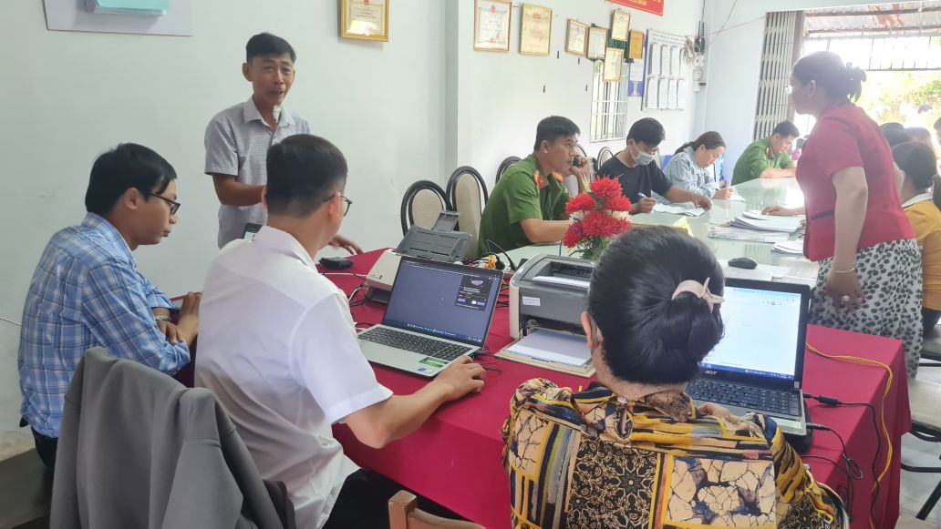 Ca Mau officials come to the people to resolve administrative procedures that people need. Photo: Nhat Ho.